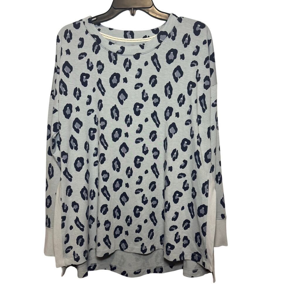 Wonderly women’s long sleeve baby blue leopard print sweater. Size L‎